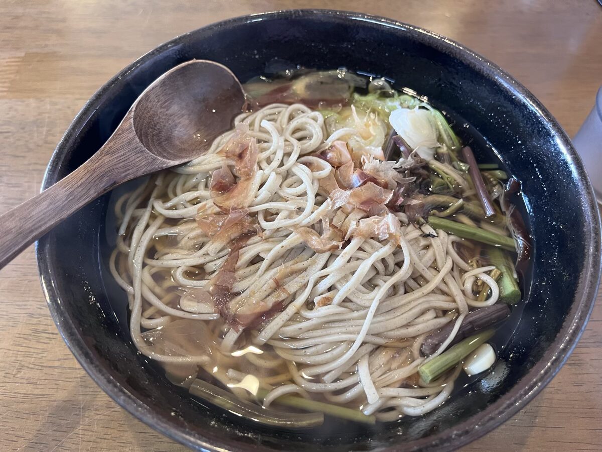 「ひがくの湯と登山者食堂」での山菜蕎麦